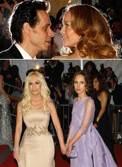 Arriba, Marc Anthony, con su esposa, Jennifer López. Abajo, Donatella Versace y su hija Allegra.