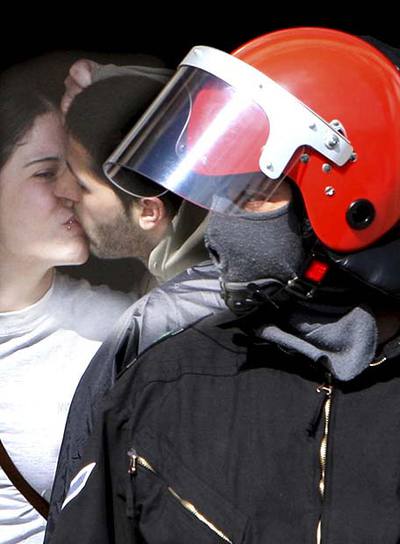 Uno de los acusados de  kale borroka  se despide de su novia con un beso antes de ser detenido por la Ertzaintza.