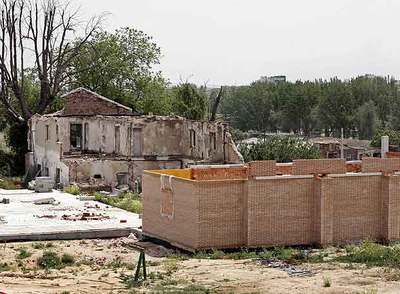 La base, a la izquierda, que ha dejado la ermita del siglo XVI derribada en una finca de Leganés.