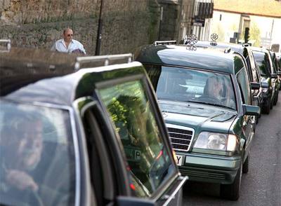 80 coches fúnebres se manifiestan en Santiago contra el Gobierno