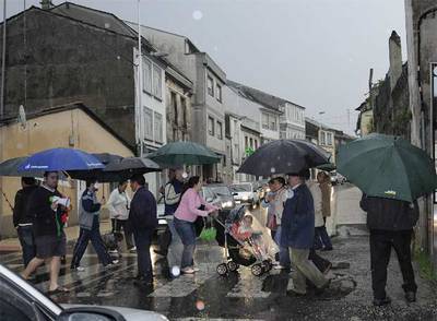 Protestas de los vecinos por la adjudicación de viviendas protegidas a 26 familias gitanas