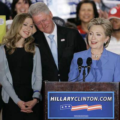 Hillary Clinton, en el acto tras las primarias de Indiana. Detrás, su hija Chelsea y su marido, Bill.