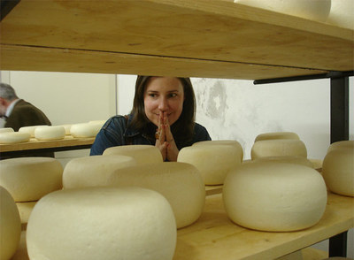 Una alumna observa la producción de  caciottas. 