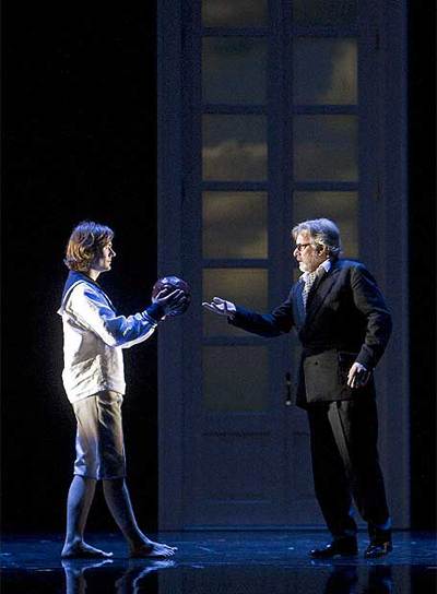 Uli Kirsch (Tadzio) -a la izquierda- y Hans Schöpflin (Gustav von Aschenbach), en la ópera  Muerte en Venecia,  de Benjamin Britten.