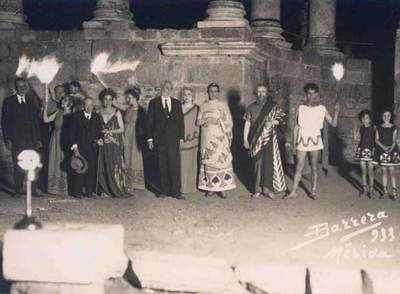Mérida, 1933. De izquierda a derecha, los arqueólogos Maximiliano Macías y José Ramón Mélida, Margarita Xirgu, Miguel de Unamuno y los actores Amalia Sánchez Ariño, Enrique Borrás y Alberto Contreras en el estreno de la  Medea  que escribió Unamuno para la Xirgu.