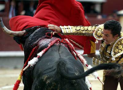 José Pedro Prados,  El Fundi,  entra a matar a su primer toro de la tarde.