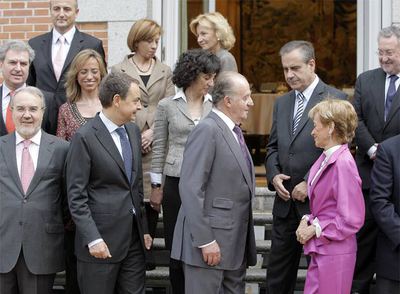 El Rey, en las puertas del palacio de la Zarzuela, rodeado de los miembros del Gobierno antes de la reunión del Consejornde Ministros, el primero que preside don Juan Carlos desde la investidura de Zapatero.