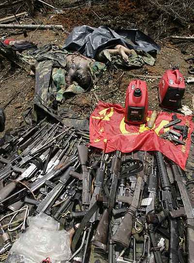 Cadáveres de guerrilleros yacen junto a sus armas en Ecuador.