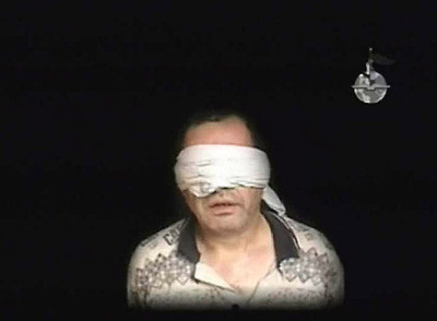 7 de julio de 2005: el entonces embajador egipcio en Irak, Ihab el Sherif, es mostrado en un vídeo difundido por sus secuestradores. Poco después fue asesinado.rnFoto: Reuters