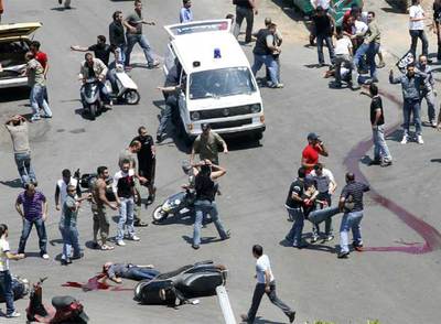 Grupos de beirutíes recogen muertos y heridos en un barrio suní de la capital después de un ataque contra la comitiva de un entierro.