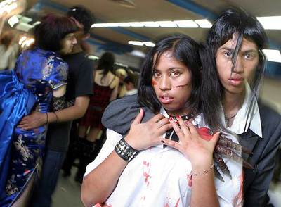 Dos asistentes,  otakus,  al Salón del Manga.