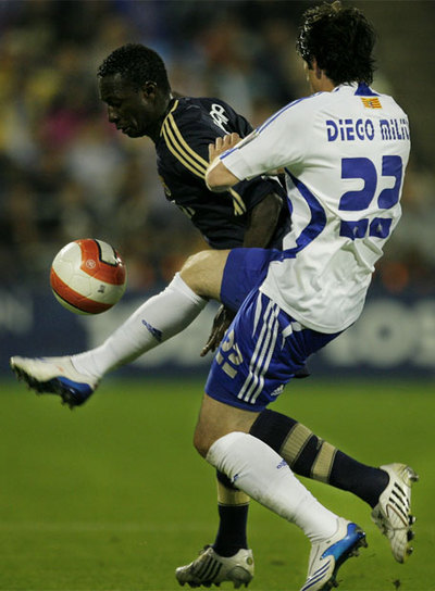 Diarra y Diego Milito pelean por el balón.