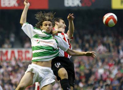 Smolarek y Gurpegui se disputan de cabeza el balón.