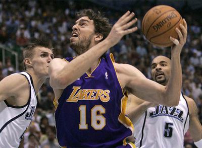 Gasol trata de abrirse paso entre Kirilenko, a la izquierda, y Boozer.