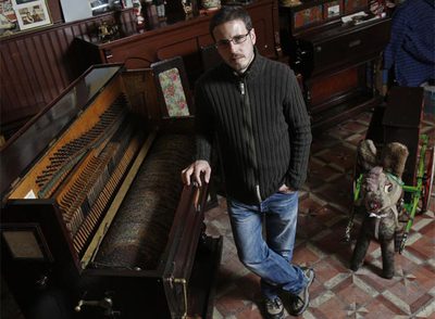 Fernando Ochoa, en la tienda de la  Carrera de San Francisco donde conserva los ocho organillos de su colección.