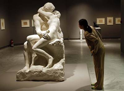 La obra  El beso,  de Rodin, ayer en la Fundación Mapfre de Madrid.