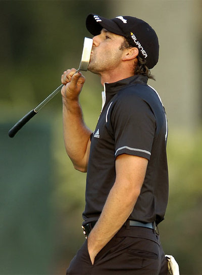 Sergio García besa su  putter  tras embocar la bola triunfal.