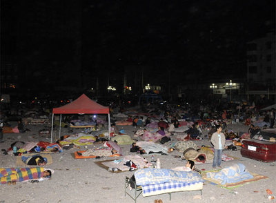 Centenares de personas duermen anoche al raso en la ciudad de Longnan, en la provincia de Gansu (noroeste), después del terremoto.