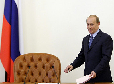 El primer ministro ruso, Vladímir Putin, entra en la reunión del Consejo de Ministros ayer en Moscú.