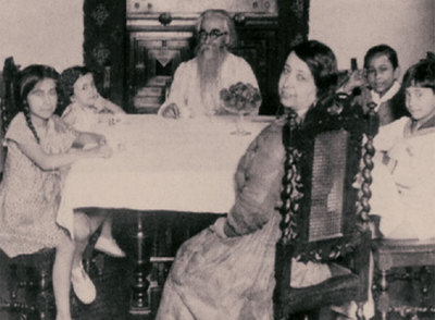 Valle-Inclán, con su familia en una imagen de  La hija del capitán,  de José Luis García Sánchez.