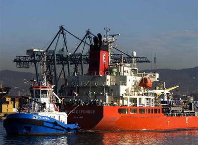 Entrada en el puerto del barco con agua procedente de Tarragona. rnrnMuestras de agua del barco para ser analizadas.