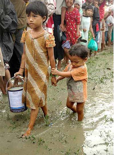 Dos niños van en busca de agua potable en Bogalay.