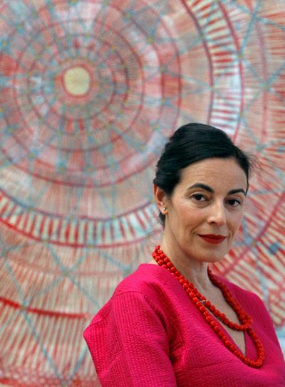 La pintora Cristina Barrera, ante una de sus obras.