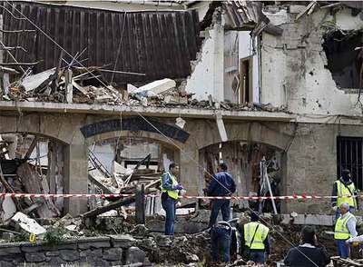 Un grupo de agentes del instituto armado trabaja frente a la entrada del cuartel de la Guardia Civil de Legutiano (Álava) tras la explosión del coche bomba.