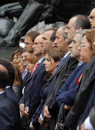 Varios diputados, durante los cinco minutos de silencio.