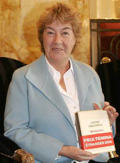 Nuala O'Faolain, con su libro  La historia de Chicago May  en 2005.