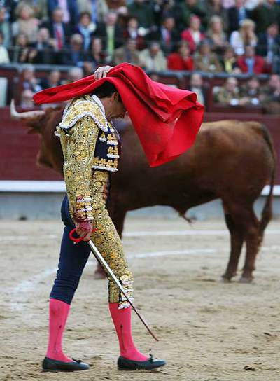 El Cid tapándose la cabeza con la muleta, ayer en el quinto de la tarde en Las Ventas.