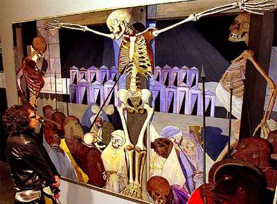 Una visitante observa uno de los cuadros de la serie sobre esqueletos, de Paul Dalvaux, expuesto en el Muvim.