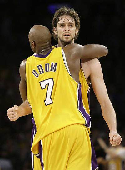 Odom celebra con Gasol una canasta del español.