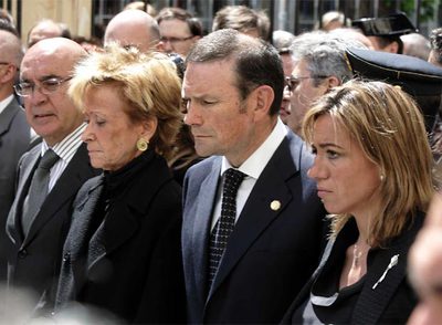 Javier Rojo, María Teresa Fernández de la Vega, Juan José Ibarretxe y Carme Chacón, en el homenaje de ayer en el Parlamento vasco.