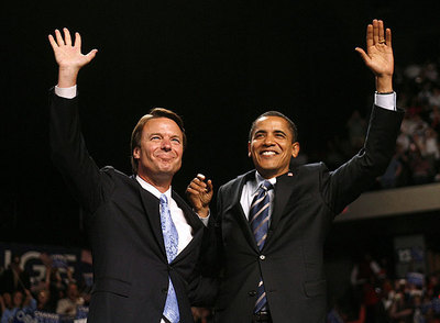 John Edwards (izquierda), con Barack Obama en el acto en el que dio su apoyo al senador el miércoles pasado en Michigan.