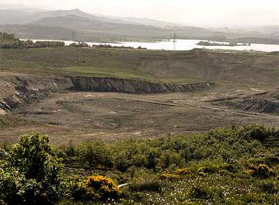 Vista parcial del vaso vacío de la balsa Noryeste, a diez kilómetros de Vitoria, con la cola del pantano de Ullibarri al fondo.