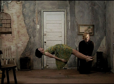 Un momento de  Loudly, death unties  (1994), de Sheila Pye.