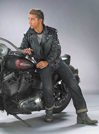 Un rebelde buscando su causa: Shila LaBeouf caracterizado como Mutt Willians en  Indiana Jones y el reino de la calavera de cristal.  