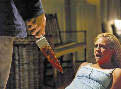 Suelta ese cuchillo, que te vas a hacer daño. Fotograma de 'Una noche para morir', tan apasionante y original como su título indica.