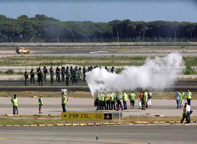 Agentes de la Guardia Civil, en medio de las pistas del aeropuerto, junto a los huelguistas, el 28 de julio de 2006.