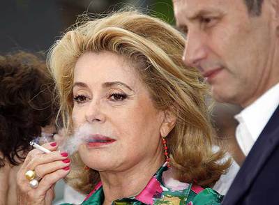 Catherine Deneuve e Hyppolyte Girardot, que participan en  Un conte de Noël,  ayer en Cannes.