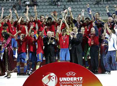 El equipo español levanta la copa de campeón de Europa