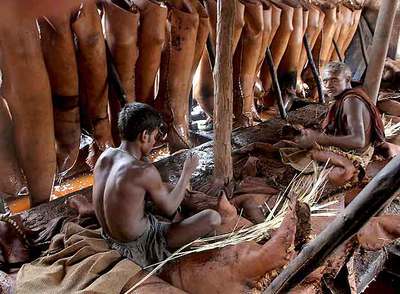 Las ONG defienden en las juntas a pueblos indígenas y empleados del textil, como estos de Calcuta (India).