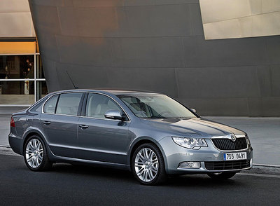 El estilo robusto del frontal y la peculiar línea del techo, muy larga y horizontal, definen la personalidad estética del nuevo Superb.