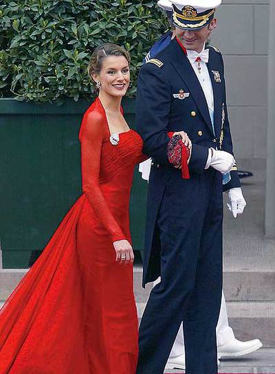 La princesa Letizia, aún prometida del Príncipe, durante la boda del heredero danés; tras el brindis el día de su matrimonio.