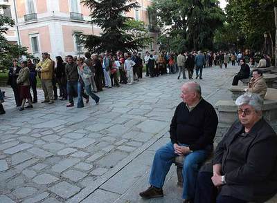 Decenas de personas forman una cola para acceder al Museo del Prado en la Noche de los Museos.
