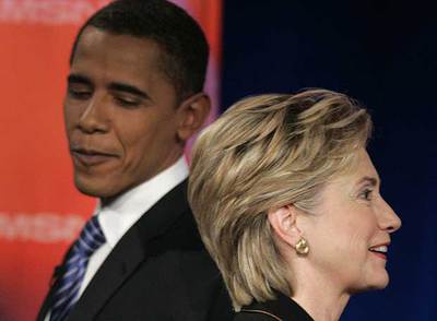 Barack Obama y Hillary Clinton, en el transcurso de un debate sobre sus programas electorales en Hollywood.