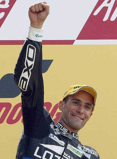 Alex Debón celebra en el podio su primer triunfo.