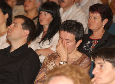 Familiares del empresario José María Korta, asesinado por ETA en agosto de 2000, no pudieron evitar las lágrimas durante el desarrollo del homenaje institucional de ayer en San Sebastián.