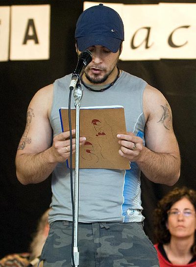 Uno de los reclusos, durante su intervención en la lectura poética en la Modelo de Barcelona.